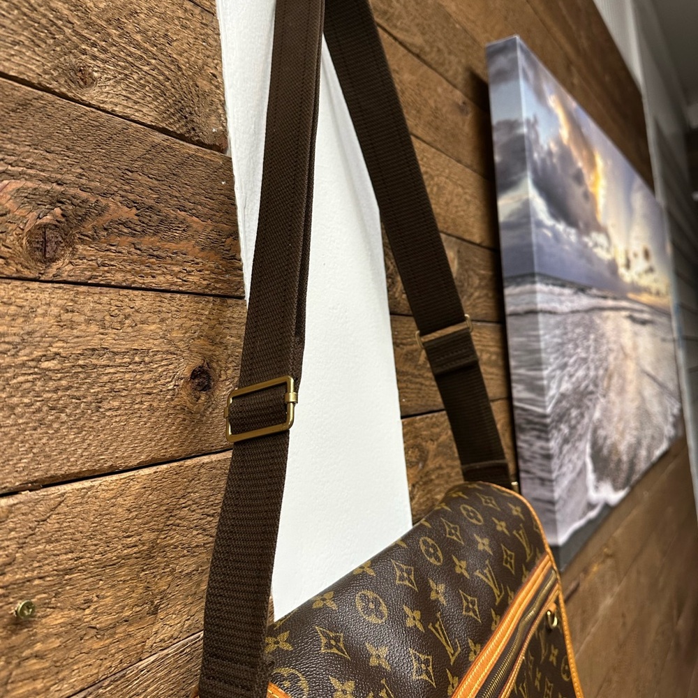 Louis Vuitton Monogram Bosphore GM Messenger Bag - Picture 6 of 13